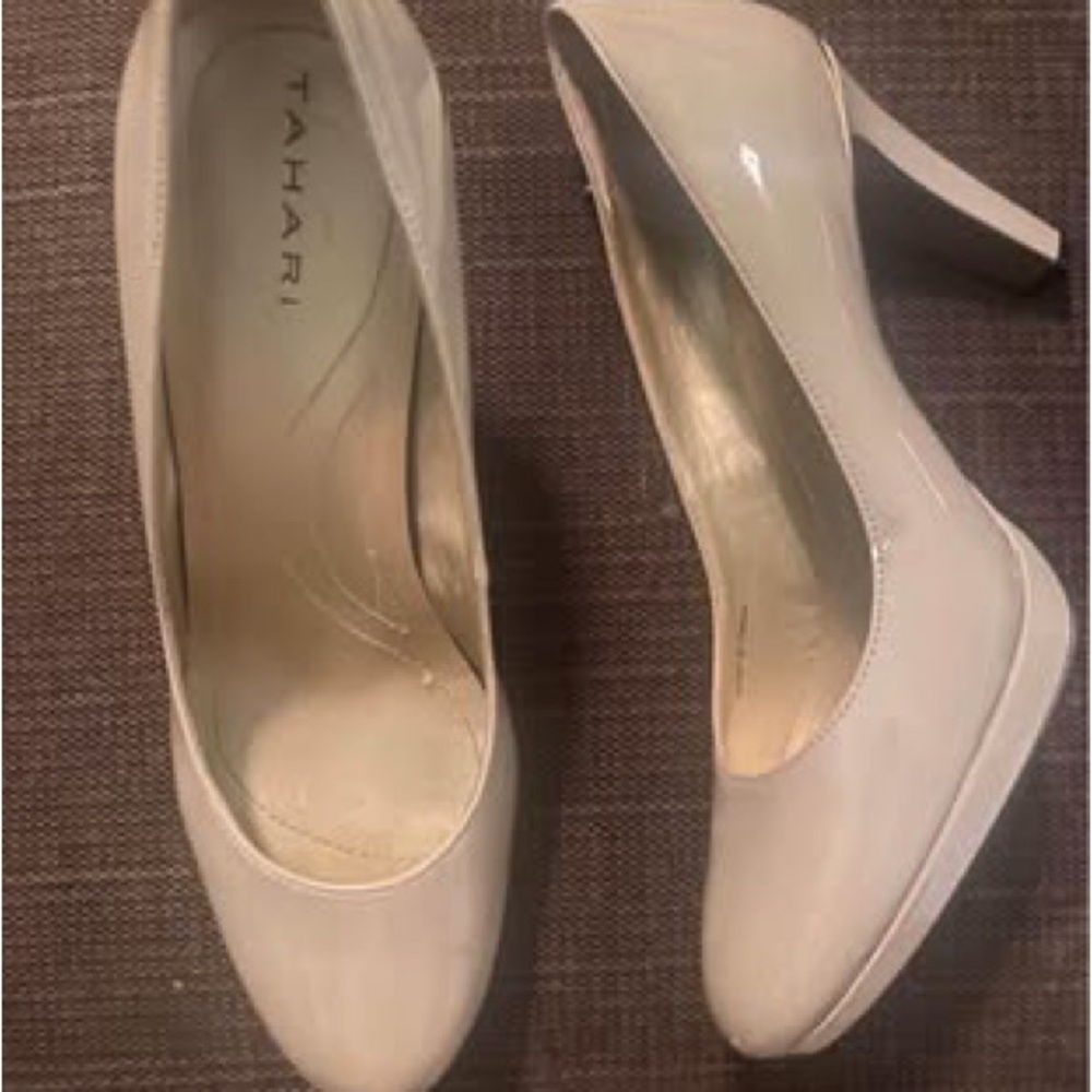 Tahari Cream Stiletto Heels Classic Pumps